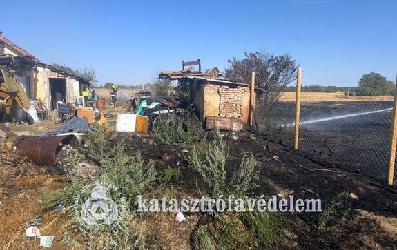 Tarl� �gett mintegy ezer n�gyzetm�teren, tegnap, d�lel�tt, B�k�sen. K�p forr�sa: B�k�s V�rmegyei Katasztr�fav�delmi Igazgat�s�g   
