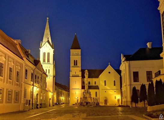P�nteken, este, nyolc �r�t�l zsebl�mp�s t�r�n lehet felfedezni a Szent Mih�ly F�sz�kesegyh�z harangtorny�t, a templomteret, az altemplomot �s a Szent Gy�rgy K�poln�t. A k�pen a f�sz�kesegyh�z. K�p: kozepkoritemplom.hu