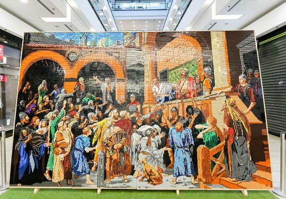 Az Ecce homo v�ndorki�ll�t�son. A monument�lis k�p 155 ezer 494 leg�elemb�l �ll, 600 kilogramm s�ly�. K�pek forr�sa: magyarmuzeumok.hu