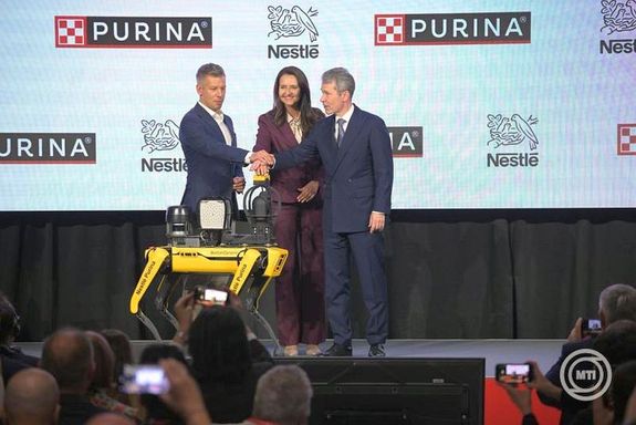 Magyar P�ter minisztereln�k, Tanja Zigic, a b�ki gy�r igazgat�ja �s Noszek P�ter, a Nestl� Hung�ria Kft. �gyvezet� igazgat�ja jelk�pesen elind�tja a termel�st robotkutya seg�ts�g�vel, a Nestl� Hung�ria Kft. b�ki Purina �llateledelgy�ra �j gy�regys�geinek �tad� �nneps�g�n, 2026. szeptember 25-�n. K�p: MTI / Szigetv�ry Zsolt