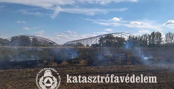 Medgyesegyháza külterületén, szombaton, délután, negyvenezer négyzetméteren, tarló égett. Képek: Békés Vármegyei Katasztrófavédelmi Igazgatóság Medgyesegyháza külterületén, szombaton, délután, negyvenezer négyzetméteren, tarló égett. Képek: Békés Vármegyei Katasztrófavédelmi Igazgatóság