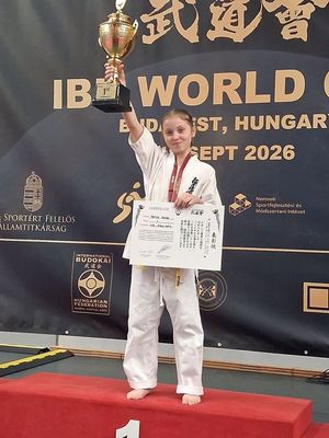  Szab� Petra, a gyulai Samuray Kyokushin Karate Sport Egyes�let versenyz�je vil�gbajnok