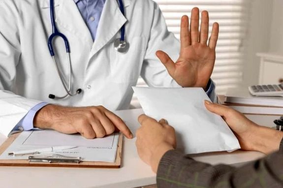 A h�lap�nzt siker�lt nagyr�szt kiszor�tani a magyar eg�szs�g�gyb�l, az inform�lis kapcsolatok szerep�t azonban nem (Illusztr�ci�: Shutterstock)