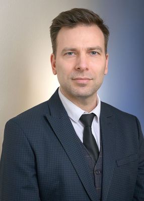 Dr. �lmos P�ter a Magyar Orvosi Kamara jogk�reit vissza�ll�t� �s meger�s�t� t�rv�ny elfogad�sa ut�n azt �rta nyilv�nos level�ben, hogy ez a siker nem val�sulhatott volna meg k�z�ss�g�k rend�thetetlen ki�ll�sa n�lk�l (Forr�s: Magyar Orvosi Kamara)
