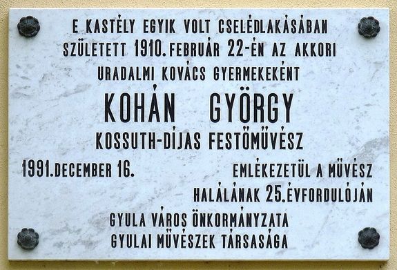 A Gyulav�ri Kast�ly fal�n, 1991-ben, Koh�n Gy�rgy sz�let�s�nek �vfordul�j�n avattak eml�kt�bl�t. K�p: wikipedia.org   