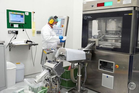 Huszon�t milli�rd forintot ford�tott szolnoki gy�rt�b�zis�nak fejleszt�s�re - d�nt�en saj�t nyeres�g�nek visszaforgat�s�val - az elm�lt id�szakban a B�res Gy�gyszergy�r Zrt. K�pek: MTI / M�sz�ros J�nos      