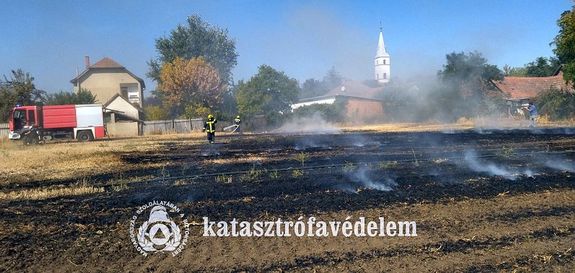 T�bb port�t �rint� t�z keletkezett vas�rnap, d�lut�n, Kun�got�n. K�pek forr�sa: bekes.katasztrpfavedelem.hu      