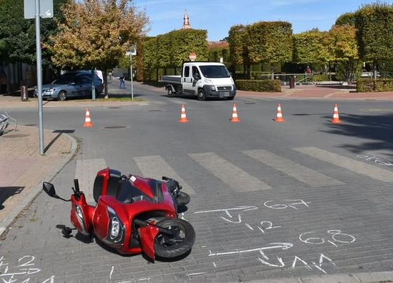 K�t gyalogost sodort el gyalogos-�tkel�helyen, egy seg�dmotor-ker�kp�rral k�zleked� f�rfi tegnap, d�lel�tt, Orosh�z�n. A gyalogosok elestek. K�p: B�k�s megyei rend�rs�g Facebook-oldala