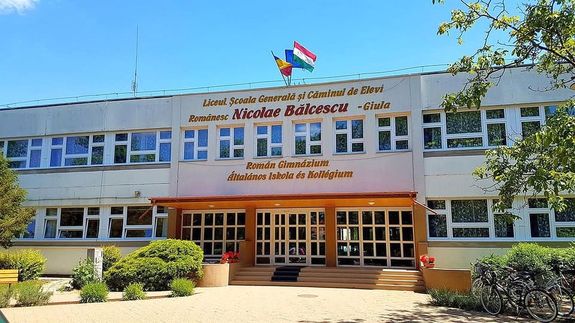 Gyul�n, okt�ber 8-�n, cs�t�rt�k�n, 19 �r�t�l, a Nicolae B�lcescu Rom�n Gimn�zium, �ltal�nos Iskola �s Koll�gium d�szterm�ben, Rom�n zene �s identit�s c�mmel, orgonahangverseny, �nek �s zene est lesz rom�niai el�ad�k fell�p�s�vel. K�p: Nicolae B�lcescu Rom�n Gimn�zium, �ltal�nos Iskola �s Koll�gium Facebook-oldala