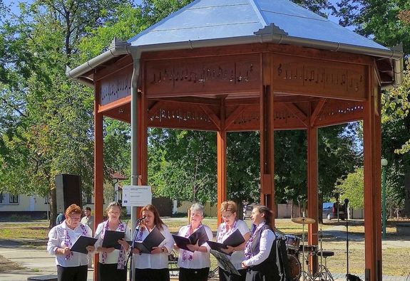 A d�l-b�k�si v�rosban, meg�jult a kultur�lis rendezv�nyeknek helyet ad� t�r, �s zenepavilont �p�tettek. K�p: Turizmus.com