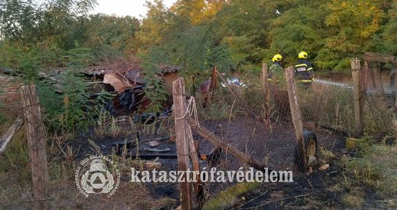 Mintegy hatvan n�gyzetm�teren �gett sz�raz f�, gaz, �s egy ker�t�sen k�v�li fat�rol� Mez�hegyesen, az �rokospuszta majorban. K�p forr�sa: bekes.katasztrofavedelem.hu   
