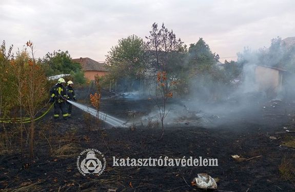 Sarkadon, a Magyar utc�ban, h�rom port�t �rintett a t�z, amely egy mell�k�p�let tet�szerkezet�re is �tterjedt. K�pek forr�sa: bekes.katasztrofavedelem.hu