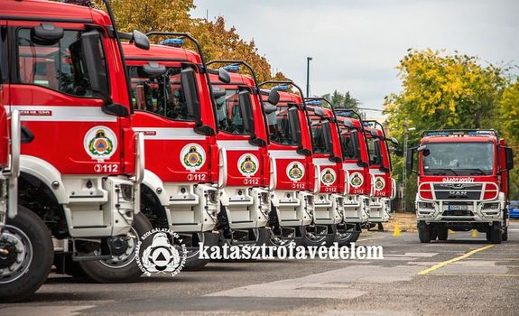 T�z �j, komplex t�zolt�g�pj�rm�-fecskend�t adtak �t okt�ber 8-�n, a BM Orsz�gos Katasztr�fav�delmi F�igazgat�s�gon. K�pek forr�sa: bekes.katasztrofavedelem.hu   