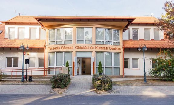  �nnep�lyes keretek k�z�tt adt�k �t p�nteken, a MATE szarvasi Tessedik S�muel Oktat�si �s Kutat�si Centrum�t. Az �j oktat�si �p�let hossz� t�von szolg�lja majd Szarvason, a fels�oktat�st, a szakemberk�pz�st �s az egyetemi k�z�ss�get. Forr�s �s k�p: mateuniversity / Facebook