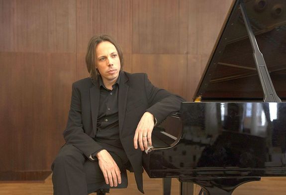 T�th P�ter holnap, este, a Gyulai V�rsz�nh�z kamaraterm�ben Liszt-m�veket j�tszik. K�p: Martin Wanda. K�p forr�sa: gyulaivarszinhaz.hu   