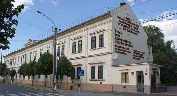 Tegnap, �j kozmetikus �s k�z- �s l�b�pol� tanm�helyt adtak �t a Gyulai SZC Harruckern J�nos Technikum, Szakk�pz� Iskola �s Koll�giumban. K�p: Gyulai SZC Harruckern J�nos Technikum, Szakk�pz� Iskola �s Koll�gium   