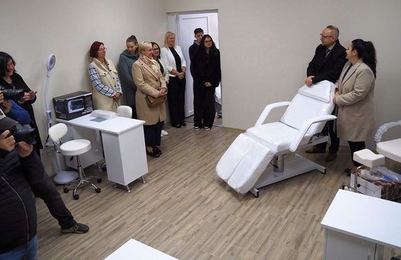 Tegnap, �j kozmetikus �s k�z- �s l�b�pol� tanm�helyt adtak �t a Gyulai SZC Harruckern J�nos Technikum, Szakk�pz� Iskola �s Koll�giumban. K�p: Gyulai SZC Harruckern J�nos Technikum, Szakk�pz� Iskola �s Koll�gium