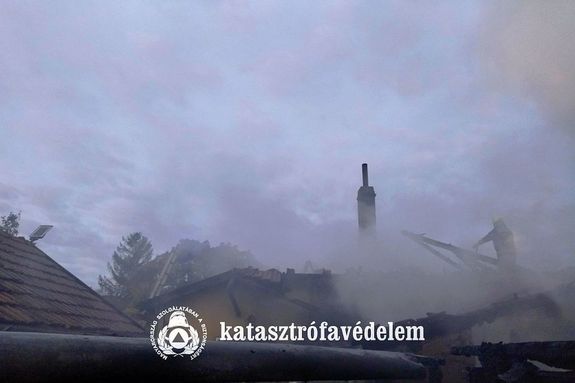 Teljes terjedelm�ben �gett egy lak�h�z �s a hozz� �p�tett mell�k�p�let tet�szerkezete ma, hajnalban, B�k�scsab�n. K�p forr�sa: B�k�s Megyei Katasztr�fav�delmi Igazgat�s�g
