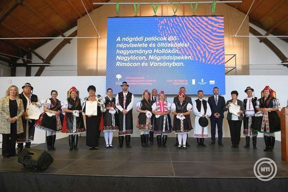 Pal�c n�pviseletbe �lt�z�tt r�sztvev�k a szellemi kultur�lis �r�ks�g nemzeti jegyz�ke �j elemeinek ismertet�s�n a szentendrei Szabadt�ri N�prajzi M�zeumban, 2026. okt�ber 16-�n. A n�gr�di pal�cok �l� n�pviseleteit �s �lt�zk�d�si hagyom�ny�t is felvett�k a jegyz�kbe. K�p: MT I/ Kocsis Zolt�n   