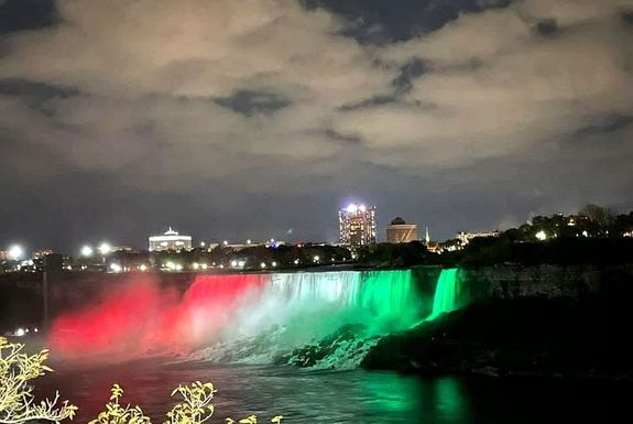 A Niagara-v�zes�st magyar nemzeti sz�nekkel vil�g�tott�k meg 2021. okt�ber 23-�n. K�p: Magyarorsz�g Toront�i F�konzul�tus�nak Facebook-oldala      