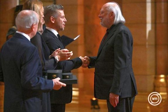  Krasznahorkai L�szl� gyulai sz�let�s� Nobel-, Kossuth- �s J�zsef Attila-d�jas �r� �tveszi a Magyar �rdemrend nagykeresztje polg�ri tagozata kit�ntet�st az okt�ber 23-i nemzeti �nnep alkalm�b�l, az Orsz�gh�z kupolacsarnok�ban, 2026. okt�ber 21-�n. K�p: MTI / Heged�s R�bert