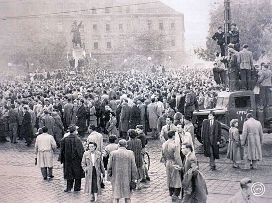 K�pek az  '56 jelent�sei: amat�r f�nyk�pek, visszaeml�kez�sek c�m� t�rlatr�l. K�pek: MTI / Szigetv�ry Zsolt