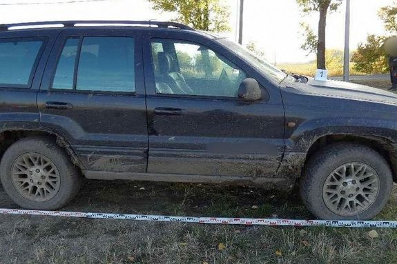 A Szarvasi Rend�rkapit�nys�g munkat�rsai B�k�sszentandr�son, a F� �ton, parkol�ban tal�lt�k meg a Kondoroson elt�nt terepj�r�t. K�p: Police.hu   