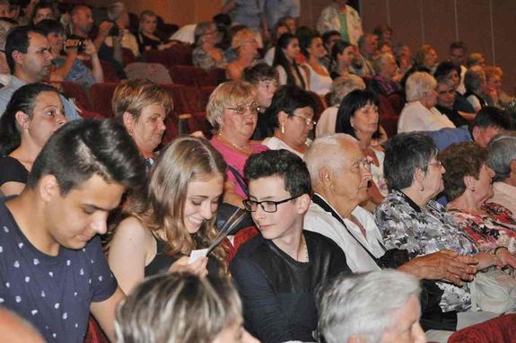 Arcok a k�z�ns�g soraib�l