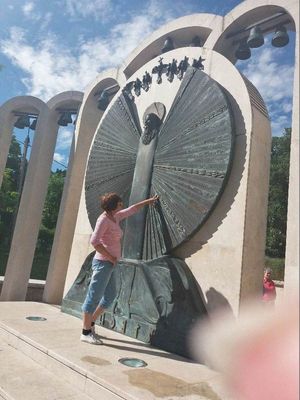 Himnusz-szobor jelk�pekkel – Budakeszin