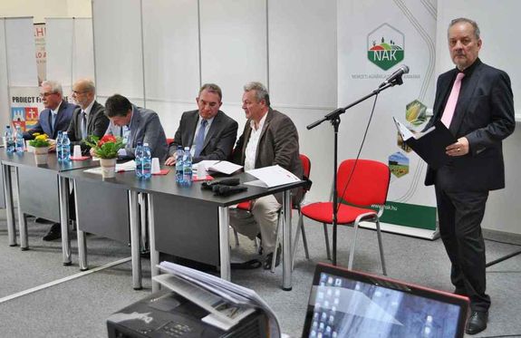 A k�pen balr�l jobbra: Gheorge Seculici; Bogn�r Levente; Farag� P�ter; Winkler Gyula; Sebesty�n Csaba �s a moder�tor, Fekete K�roly