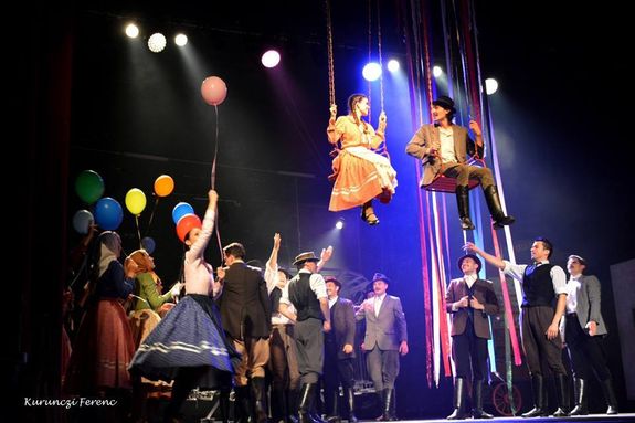 R�szlet a budapesti Nemzeti Sz�nh�z �s a Magyar Nemzeti T�ncegy�ttes K�rhinta c�m�, k�z�s produkci�j�b�l. melyet k�t d�szel�ad�sban mutattak be Aradon (Fot�: Kurunczi Ferenc)a bicenten�rium alkalm�b�l