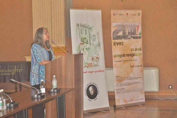 Dr. Sirat� Ildik� szavai meg�rintet�k az aradi sz�nh�zbar�tok sz�v�t