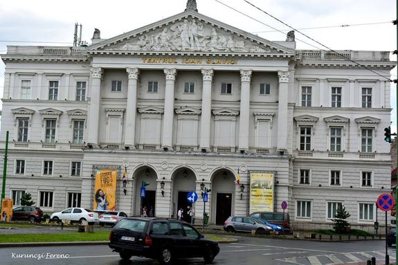 A d�szel�ad�soknak teret ad� aradi sz�nh�z �p�lete (Fot�: Kurunczi Ferenc) 