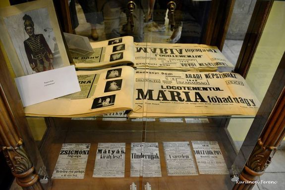 A sz�nh�zban Arad t�rt�nelmi �rt�k� sz�niplak�tjaib�l, m�s erekly�kb�l ki�ll�t�s ny�lt (Fot�: Kurunczi Ferenc)
