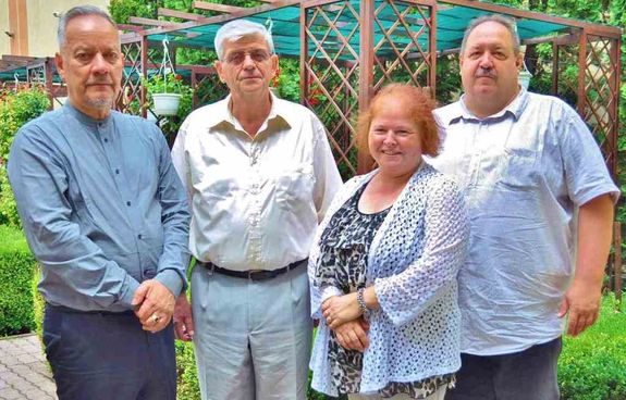 Az Arad-Gyula kultur�lis tengelyt er�s�t� besz�lget�s ut�n, a Magyar h�z udvar�n k�sz�lt felv�telen (balr�l jobbra) Fekete K�roly, Berecz G�bor, Nagy Gabriella (az egyes�let p�nzt�rosa) �s Kiss J�zsef l�that� 